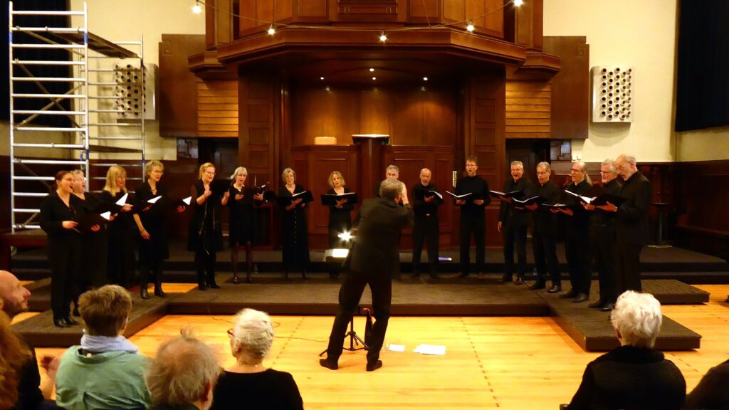 Het koor in actie tijdens het concert in 2023